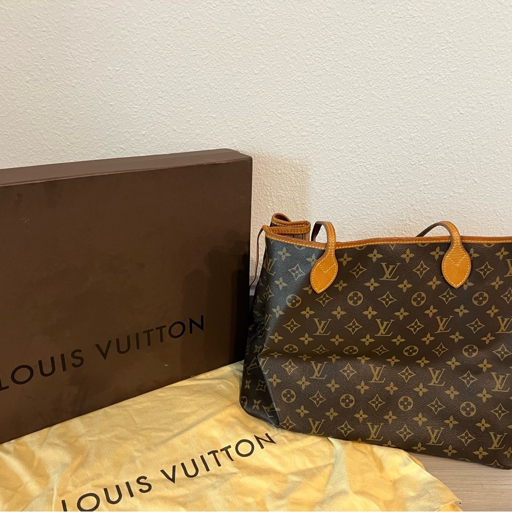 Louis Vuitton Neverfull MM Shoulder Bag